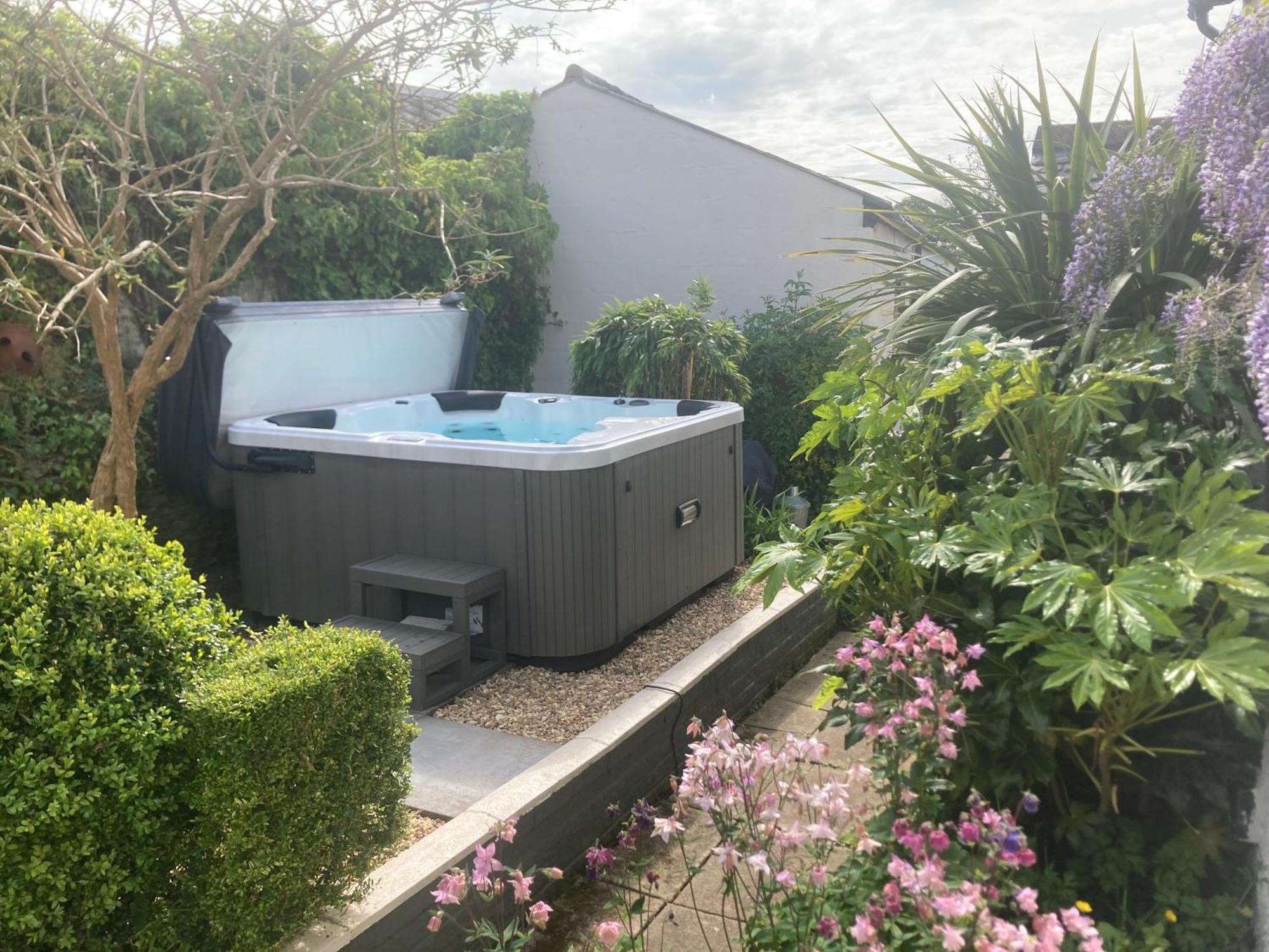 Bryntirion Farmhouse Apartment With Hot Tub Llanfair Caereinion Zewnętrze zdjęcie